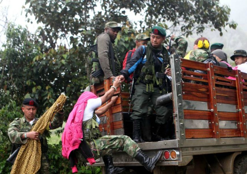 Los guerrilleros se levantan antes de que el sol raye el horizonte, desayunan y rompen su día a día al dirigirse en camioneta al sitio en que celebraran la Nochebuena.