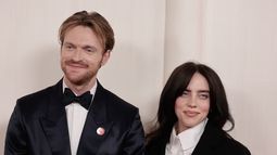 Finneas OConnell y la cantautora Billie Eilish usan un pin que dice Artists4Ceasefire, pidiendo una reducción de las tensiones y un alto el fuego en Gaza e Israel mientras asisten a la 96ª edición anual de los Premios de la Academia en el Dolby Theatre de Hollywood, California, el 10 de marzo de 2024.