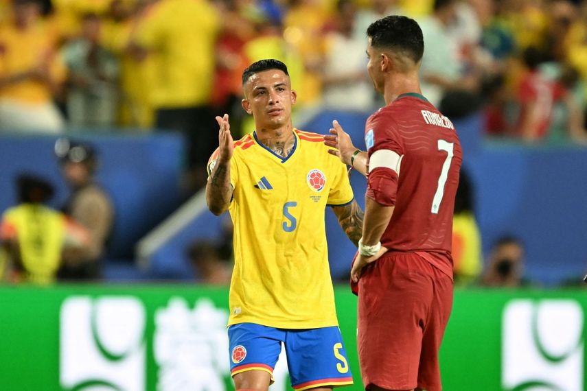 El centrocampista colombiano Kevin Castano (número 5) y el delantero portugués Cristiano Ronaldo (número 7) se dan la mano tras el partido de fútbol del Grupo K del Mundial 2026 entre Colombia y Portugal en el Miami Stadium&nbsp;