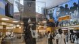 La gente visita la retrospectiva El libro de HOV: una celebración de la vida y obra de Shawn JAY-Z Carter, en la Biblioteca Pública de Brooklyn en el distrito de Brooklyn de la ciudad de Nueva York el 17 de julio de 2023. La exposición, que se extenderá durante el verano, presenta obras de arte, música y recuerdos de la carrera de Jay-Z.