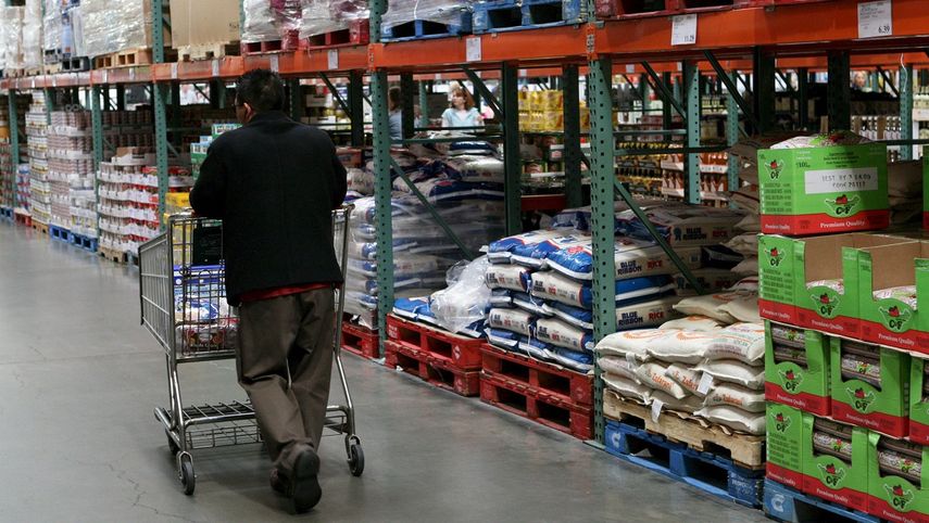 Un hombre camina con un carro de compras por un mercado en California, EEUU.
