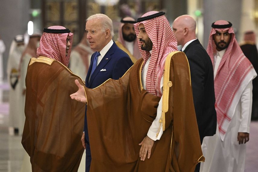 El presidente&nbsp; Joe Bideny el príncipe saudí Mohammed bin Salman (al frente) llegan para una fotografía grupal durante la cumbre GCC+3 en un hotel en Yeda, Arabia Saudí, el sábado 16 de julio de 2022.