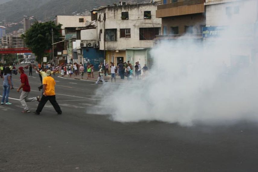 Policía Municipal lanza bombas lacrimógenas a manifestantes.&nbsp;