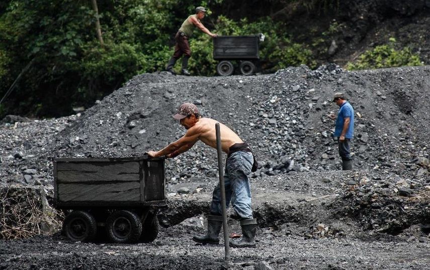 La inversión extranjera estimula el cambio del sistema artesanal de extracción de esmeraldas en Colombia (CORTESÍA/Twitter)