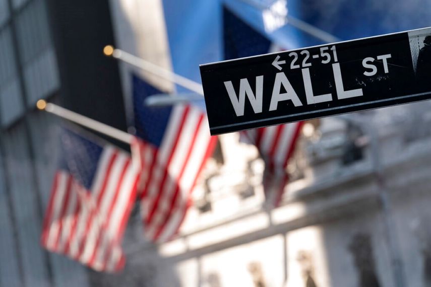 Wall Street en números rojos por caída de confianza de consumidores en EEUU
