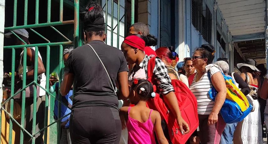 Las familias hacen largas cola en La Habana desde horas de la madrugada para poder comprar dos jabones de baño