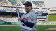 El venezolano Miguel Cabrera, de los Tigres de Detroit, sostiene un bastón de hockey, hecho de plata, que le obsequiaron los Mellizos de Minnesota el martes 15 de agosto de 2023&nbsp;