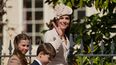 Kate Middleton, el príncipe Louis, y la princesa Charlotte, salen de la capilla de St Georges en Windsor, al oeste de Londres, tras asistir al servicio de Pascua, el 5 de abril de 2026.
