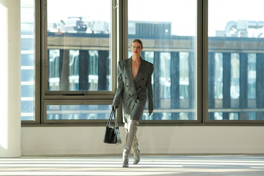 La modelo rusa Natalia Vodianova presenta una creación de Stella McCartney para la colección de prêt-à-porter femenina otoño-invierno 2025/2026 en el marco de la Semana de la Moda de París, en París, el 5 de marzo de 2025.