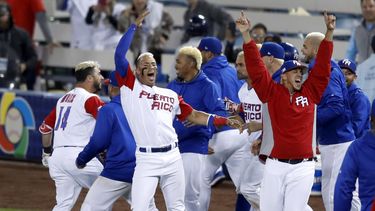 Jugadores de la selección de&nbsp;Puerto&nbsp;Rico&nbsp;celebran la clasificación a la final del torneo luego de vencer 4-3 a Holanda en extrainnning.