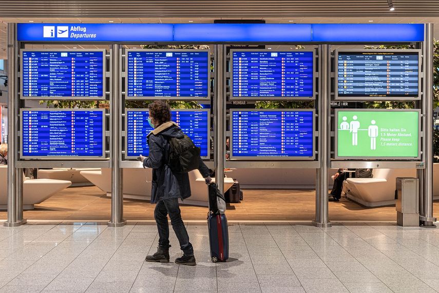 UE vuelve a imponer restricciones a viajes no esenciales desde EEUU