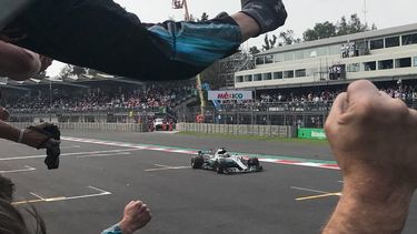 Integrantes del equipo Mercedes celebran el título de Hamilton después de cruzar la meta.&nbsp;