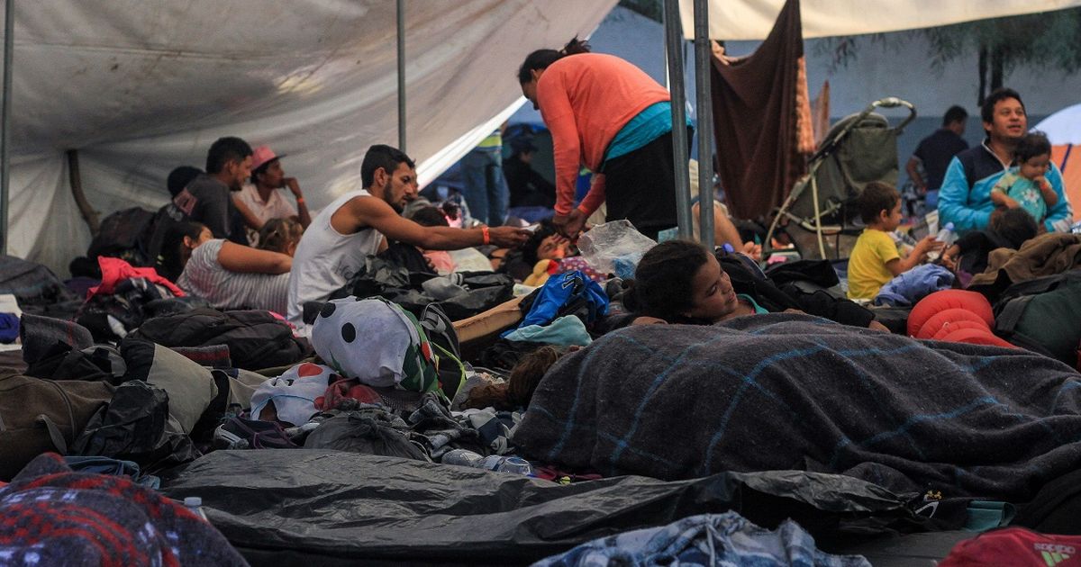 Miembros de la caravana migrante centroamericana son