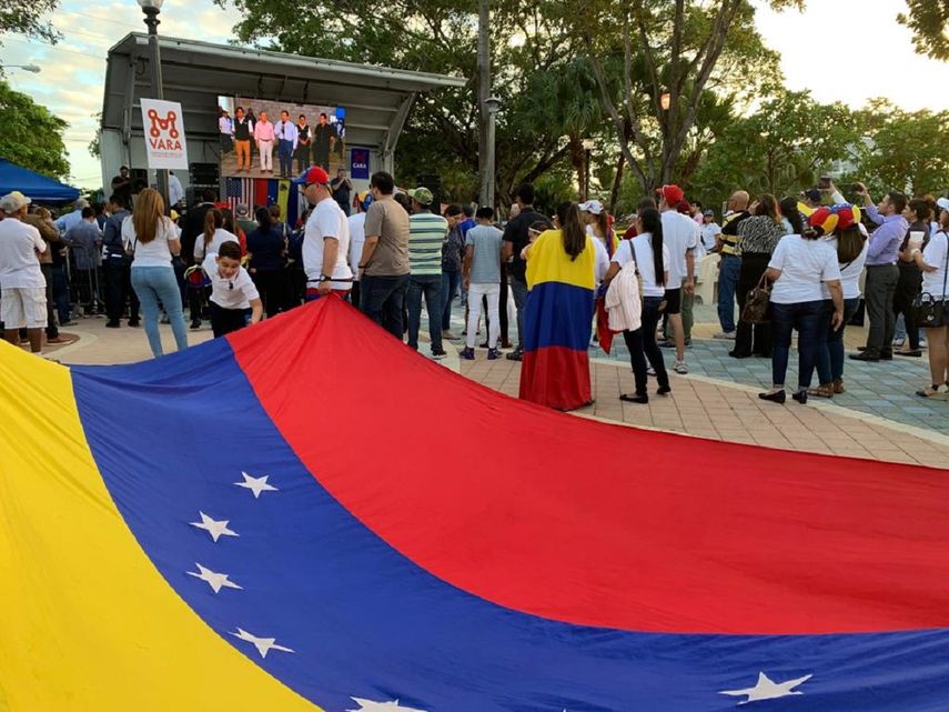 Con una bandera venezolana totalmente desplegada, residentes en Miami demostraron su apoyo al pueblo de Venezuela.