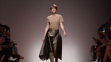 En esta foto de archivo tomada el 22 de septiembre de 2018, la modelo británica Stella Tennant presenta una creación para la casa de modas Salvatore Ferragamo durante los desfiles de moda femenina Primavera / Verano 2019 en Milán.&nbsp; 