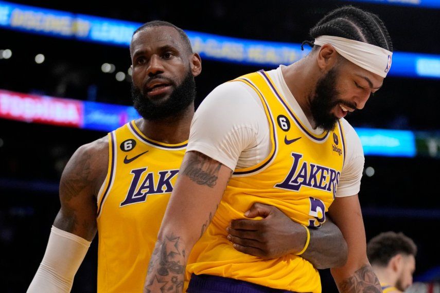 LeBron James, de los Lakers de Los Ángeles, abraza a su compañero Anthony Davis en el sexto partido de la semifinal de la Conferencia Oeste ante los Warriors de Golden State, el viernes 12 de mayo de 2023.