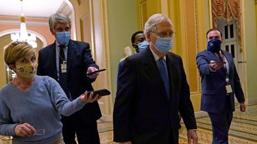 El líder de la minoría republicana en el Senado, Mitch McConnell, por los pasillos del Capitolio en Washington.