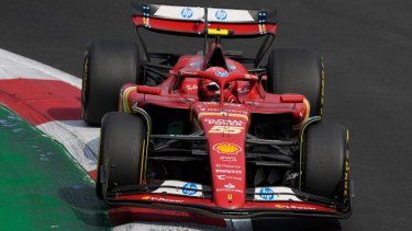 Carlos Sainz, de España, conduce su Ferrari durante el Gran Premio de México en el Autódromo de los Hermanos Rodríguez en Ciudad de México, el domingo 27 de octubre de 2024.