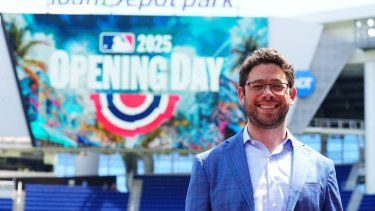 El presidente de operaciones de béisbol de los Marlins de Miami, Peter Bendix, posa para una foto antes de un juego, el 27 de marzo de 2025.