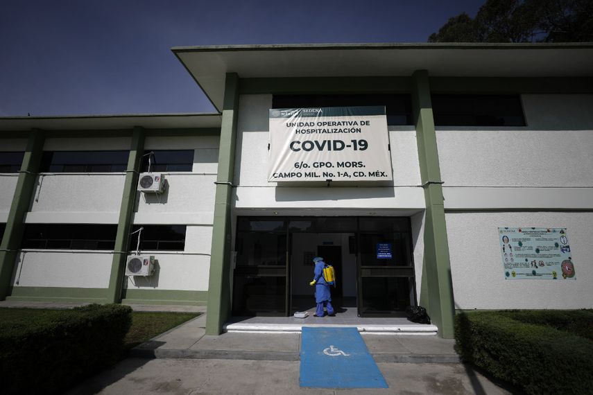 Un empleado desinfecta la entrada del Campo Militar 1 de Naucalpan, en las afueras de la Ciudad de M&eacute;xico, donde se atienden pacientes con COVID-19 el 23 de junio del 2020.
