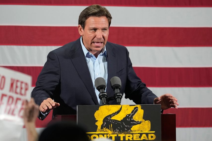 El gobernador republicano de Florida, Ron DeSantis, habla en Hialeah