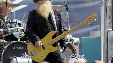 Dusty Hill, de ZZ Top, durante una presentación antes del comienzo de la carrera de la serie Nascar Sprint Cup en Concord, Carolina del Norte, el 24 de mayo de 2015.&nbsp;