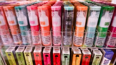 Vapeadores del fabricante juul en una tienda de California.