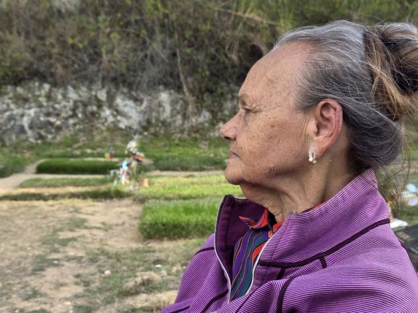 Carmen Nava permanece de pie en el cementerio donde yacen los restos de su hijo, el preso político Victor Quero Navas, en Caracas, el 7 de mayo de 2026.