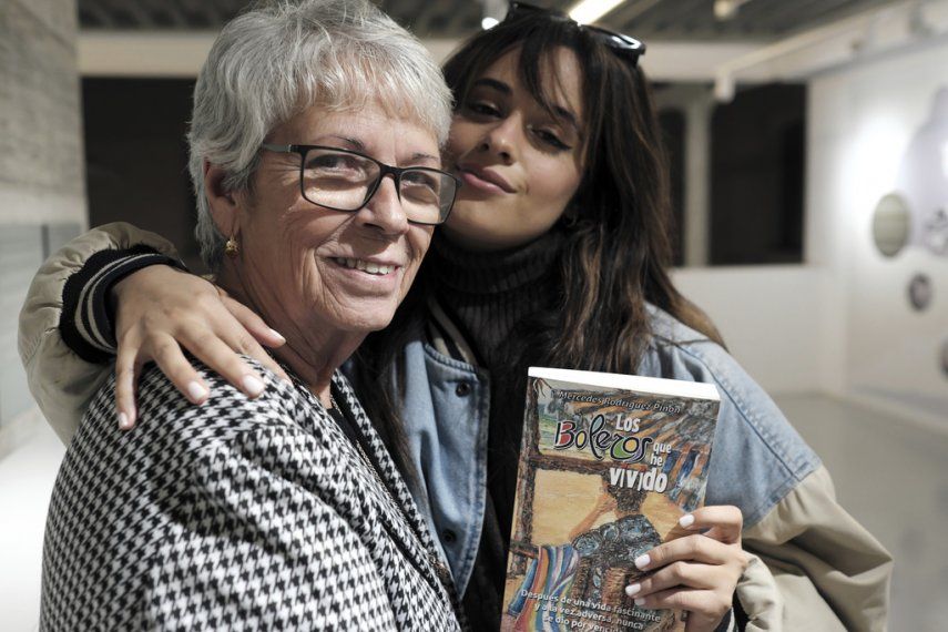 Camila Cabello posa con su abuela Mercedes Rodríguez, durante una entrevista con The Associated Press en Málaga, España, el 23 de marzo de 2023.