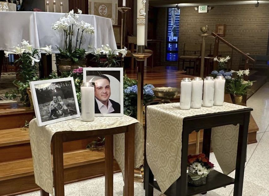 Un altar en memoria de Joshua Barrick, el lunes 10 de abril de 2023, en la iglesia católica de la Santa Trinidad, en Louisville, Kentucky. 