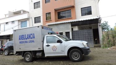 Autoridades de medicina legal en Ecuador son vistas en el lugar donde fue hallado el cuerpo del médico cubano Roger Vega.