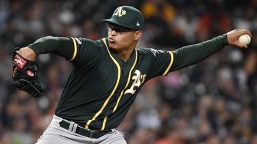 El peruano Jes&uacute;s Luzardo, relevista de los Atl&eacute;ticos de Oakland, lanza en la sexta entrada del juego ante los Astros de Houston, el mi&eacute;rcoles 11 de septiembre de 2019.