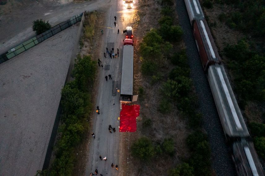 En esta vista aérea, agentes del orden investigan un tráiler el 27 de junio de 2022 en San Antonio, Texas. Según informes, al menos 46 personas, presuntamente trabajadores migrantes mexicanos, fueron halladas muertas en un tráiler abandonado. Más de una docena de víctimas fueron halladas con vida, sufriendo un golpe de calor, y trasladadas a hospitales locales.&nbsp;