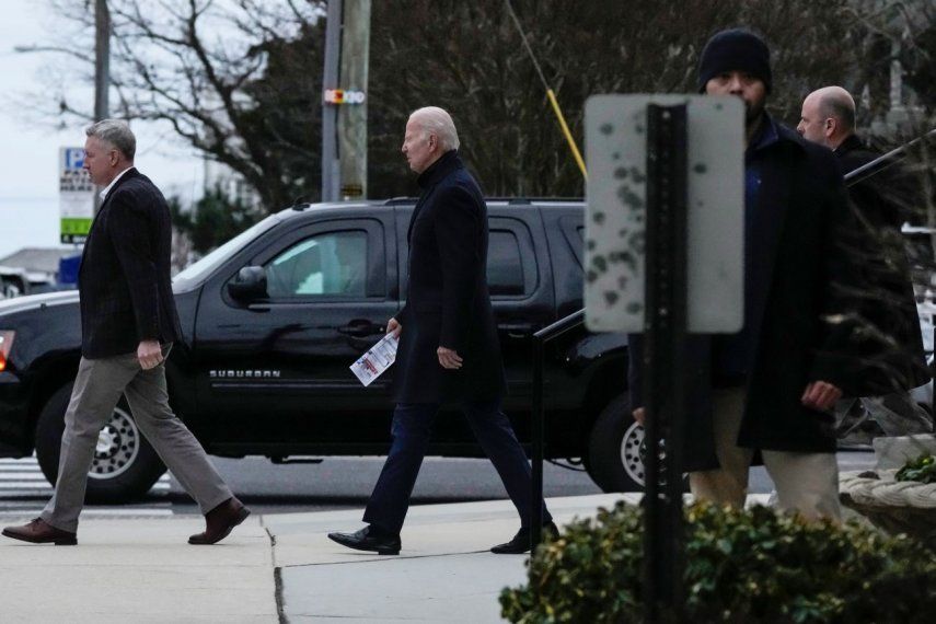 El presidente Joe Biden se retira de la iglesia católica de St. Edmund tras asistir a una misa en en Rehoboth Beach, Delaware, el sábado 21 de enero de 2023.