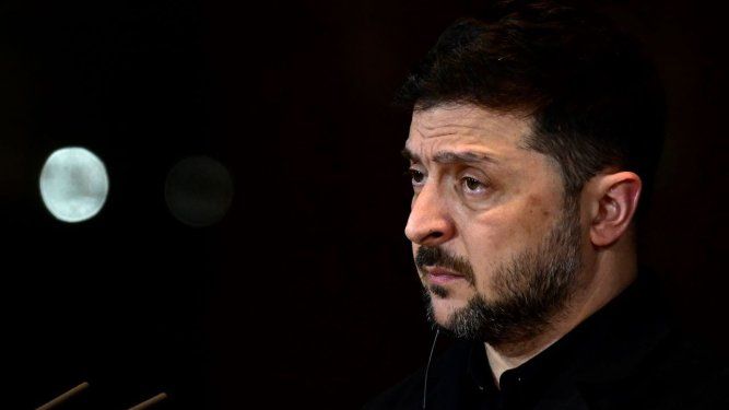 El presidente de Ucrania, Volodimir Zelenski, ofrece una conferencia de prensa con la canciller alemana en la Cancillería en Berlín, el 15 de diciembre de 2025.