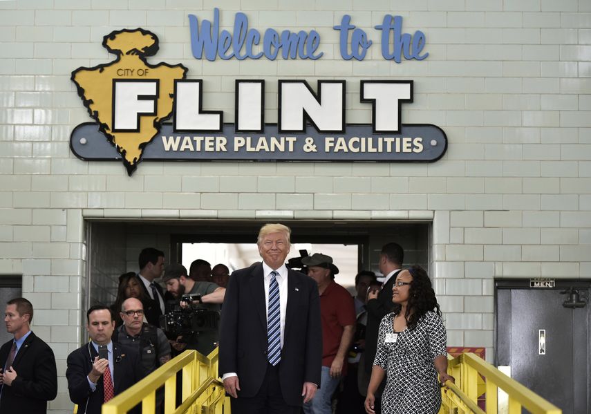El presidente Donald Trump visita la planta de agua en Flint, Michigan. Foto de archivo.