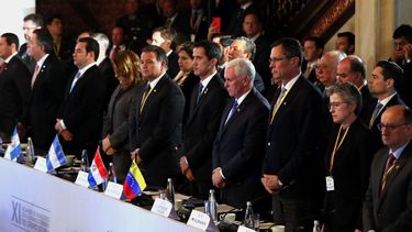 El mandatario interino de Venezuela, Juan Guaidó, y el vicepresidente de EEUU, Mike Pence, junto a los demás asistentes, guardan un minuto de silencio por la situación que vive Venezuela, durante la cumbre del&nbsp;Grupo&nbsp;de&nbsp;Lima.