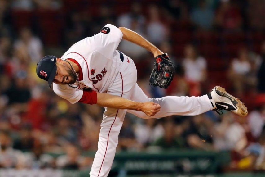 Matt Barnes, de los Medias Rojas de Boston, realiza un lanzamiento a un bateador de los Yankees de Nueva York durante la novena entrada de un partido de béisbol el martes 13 de septiembre de 2022 en Boston. El cerrador llegar a los Marlins de Miami