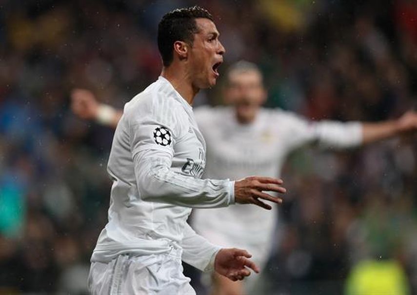 El delantero portugués del Real Madrid Cristiano Ronaldo celebra su segundo gol, y segundo del equipo frente al Wolfsburgo alemán. (EFE)