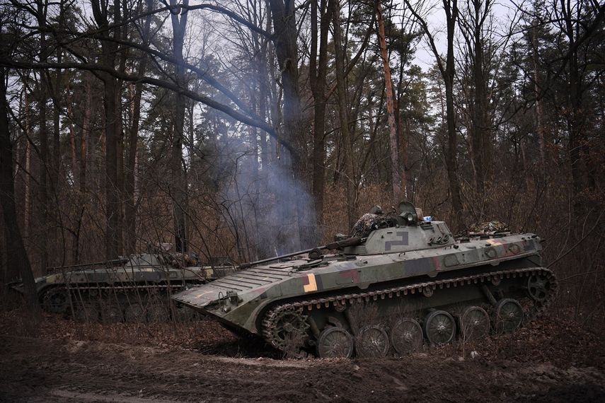 Esta fotografía tomada el 24 de febrero de 2022 muestra un vehículo de combate de infantería ucraniano BMP-2 haciendo guardia en las afueras de Kiev. El ejército de Ucrania dice que la batalla está en marcha por la base aérea cerca de Kiev el 24 de febrero de 2022.    