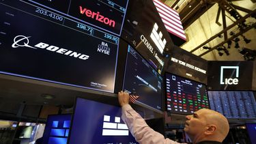Un agente de la Bolsa de Nueva York observa las acciones del día del fabricante de aviones Boeing