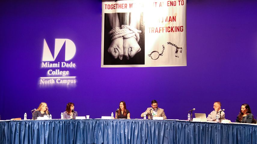 Aspecto general de una mesa redonda que abordó el tema del tráfico humano en Florida.