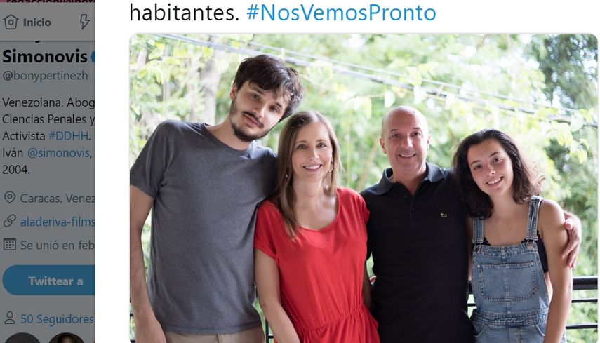 Bony Pertiñez, esposa de Iván Simonovis, publicó este lunes una fotografía en la que aparece el comisario, luego de que fue indultado por el presidente interino, Juan Guaidó, de su arresto domiciliario.&nbsp;