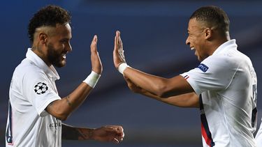Neymar Jr. celebra con Mbappe el pase a semifinales del PSG luego de remontarle al Atalanta en cuartos de final de la Liga de Campeones el mi&eacute;rcoles 12 de agosto de 2020