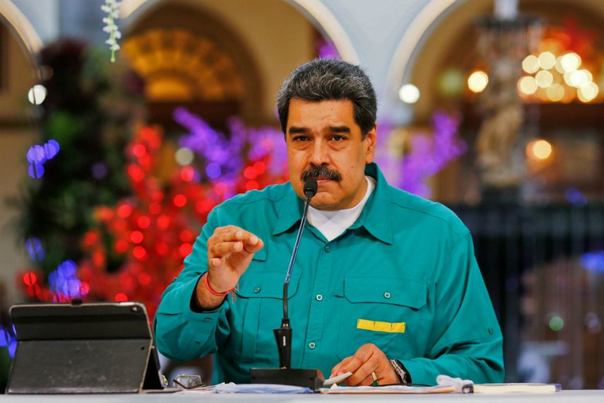 Imagen del folleto publicado por el&nbsp; régimen venezolano que muestra al dictador de Venezuela, Nicolás Maduro, hablando durante un anuncio televisado en el Palacio Presidencial de Miraflores en Caracas, el 15 de noviembre de 2020, en medio de la pandemia de COVID-19. El dictador Maduro dijo que Venezuela llegó a un acuerdo con Rusia para adquirir 10 millones de dosis de vacuna contra el nuevo coronavirus. &nbsp;