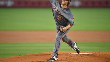 Greinke, además, se estafó una base y se convirtió e&nbsp;el primer lanzador desde Bob Gibson en 1969 con un hit, una impulsada y la base robada en al menos 2 juegos en una temporada.