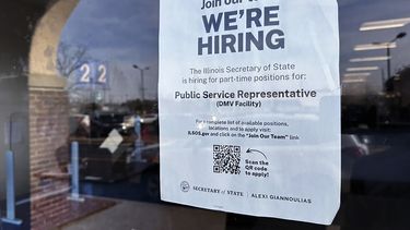 Un letrero en Illinois solicita empleados a tiempo parcial para labores gubernamentales.
