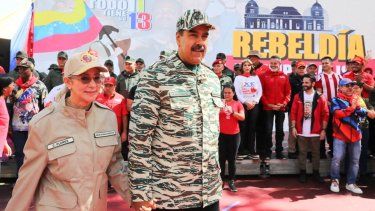 El dictador de Venezuela, Nicolás Maduro, junto con su esposa, Cilia Flores, entrando al mitin político en Caracas.&nbsp;