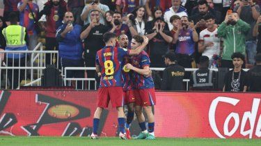El centrocampista español del Barcelona, Fermín López (D), celebra con sus compañeros tras anotar el segundo gol de su equipo durante la semifinal de la Supercopa de España entre la tropa azulgrana y el Athletic Bilbao en la Ciudad Deportiva Rey Abdullah en Yeddah, el 7 de enero de 2026.&nbsp;