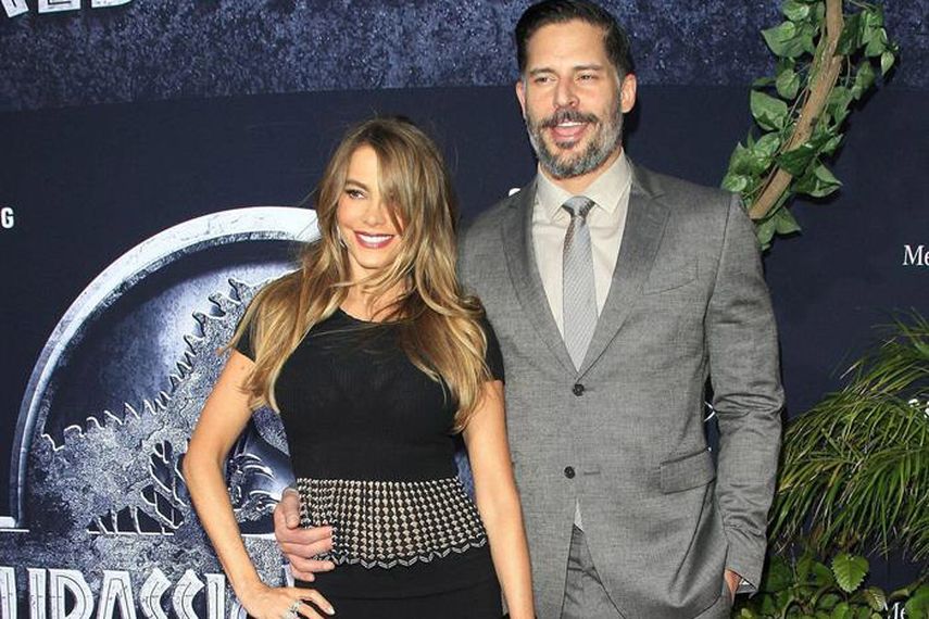  La actriz colombiana Sofía Vergara y el actor estadounidense Joe Mangianello posan para los fotógrafos a su llegada al estreno mundial de la película Jurassic World en el Dolby Theatre de Los Ángeles (Estados Unidos), la noche del 9 de junio de 2015
